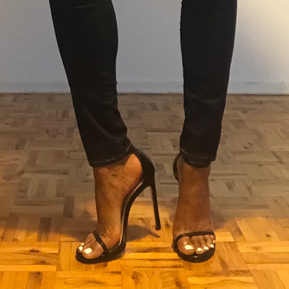 Stuart Weitzman Nudist Sandal - Black Leather